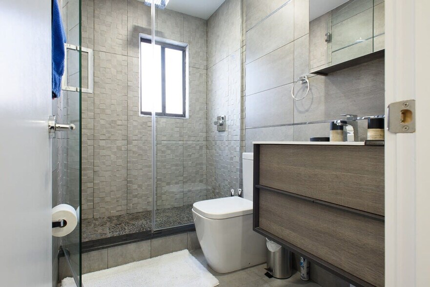 Building Photo - 244 E 75th St