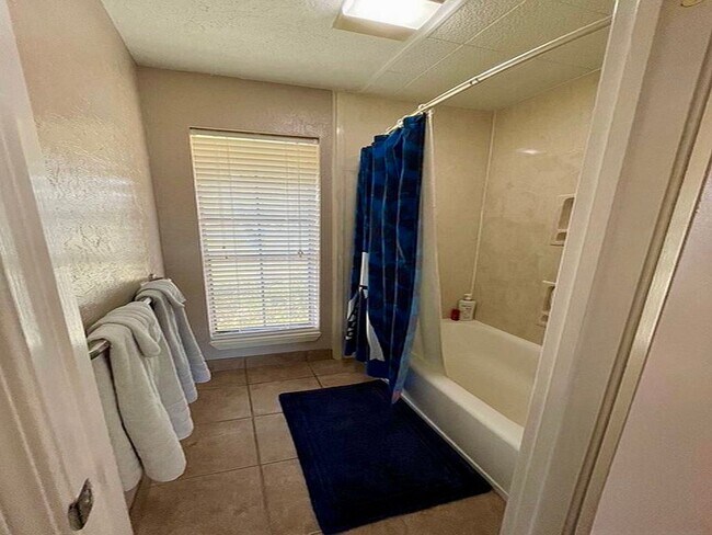 Building Photo - Spacious 3BR/2.5BA Retreat in Briarwood Estates – 3,000 Sq Ft, Updated & Full of Character!