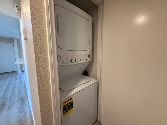 Building Photo - Bright 2BR/2BA Condo with Reserved Parking...
