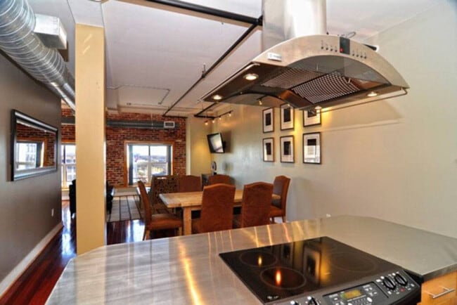 Building Photo - 558 Granby St