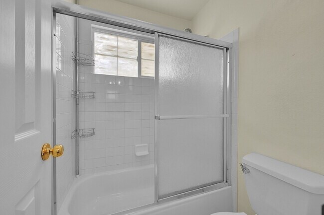 Building Photo - $3,095.00, 3-bed, 3.5-bath with bonus room...
