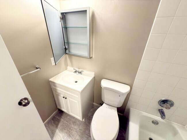 Building Photo - 9242 Woodcreek Ct