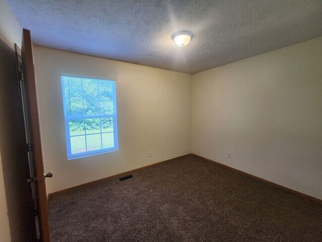 Building Photo - Enjoy comfortable living in this spacious all-electric home