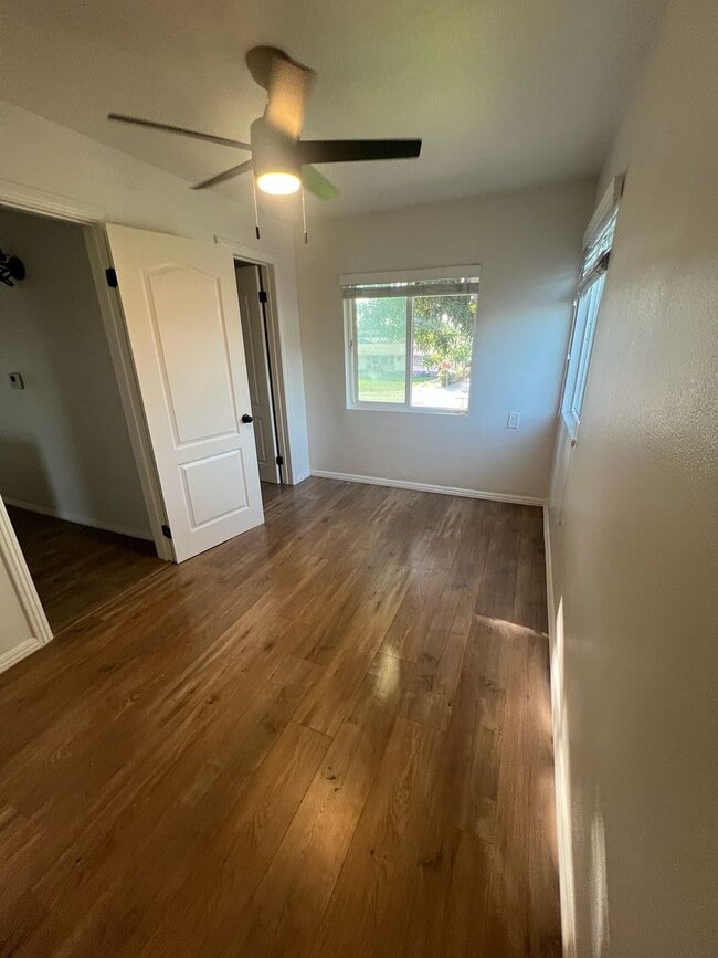 Building Photo - Spacious 4 bedroom, 2 bath single family home