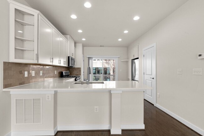 Building Photo - 3 Bed 4.5 Bath - Downtown Crown Townhouse ...