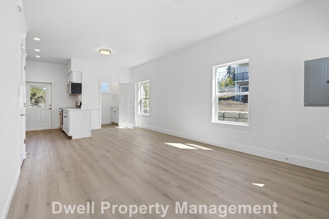 Building Photo - 4020 Dewey Rd