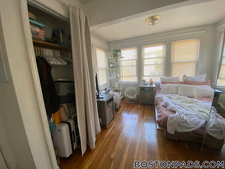 Building Photo - 185 Hillside St