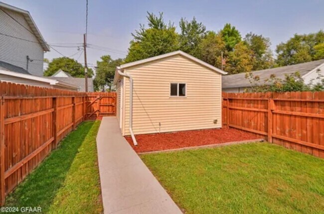 Building Photo - Adorable Single Family Home - 3 bedroom/1 bathroom!