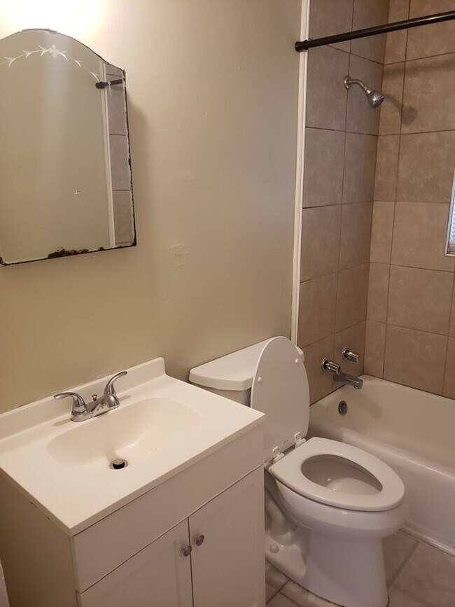 Building Photo - Duplex on Higgs St