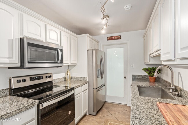 Building Photo - 3232 E Cypress St