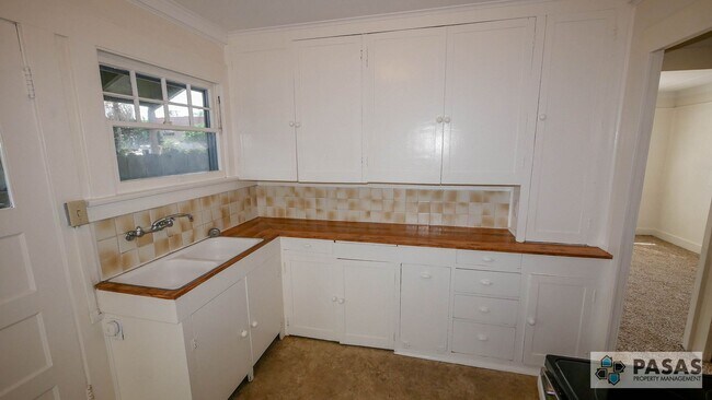 Building Photo - Historical 1 bedroom Cottage with yard!