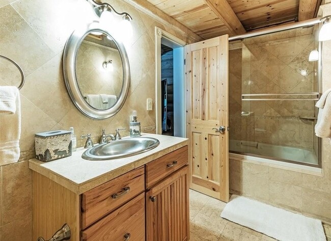 Building Photo - Charming Mountain Home