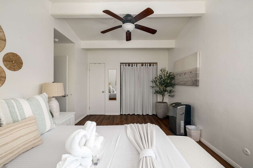 Building Photo - 4587 Saratoga Ave