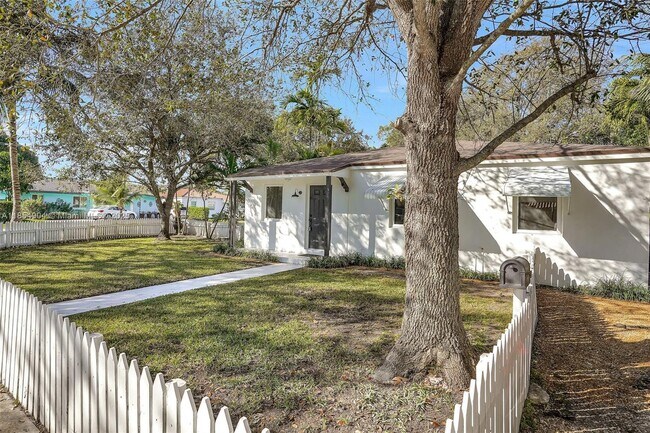 Building Photo - 5985 SW 41st St