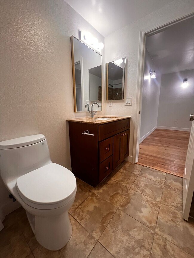Building Photo - 2 bedroom 2 bath in Concord