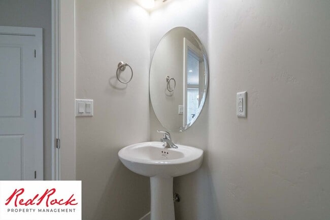 Building Photo - Modern 4-Bed Townhome in Hurricane Heights