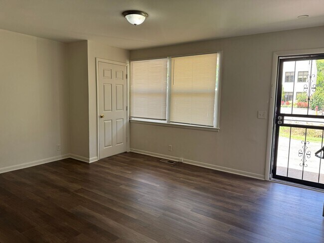 Building Photo - 2910 Berry Hill Dr