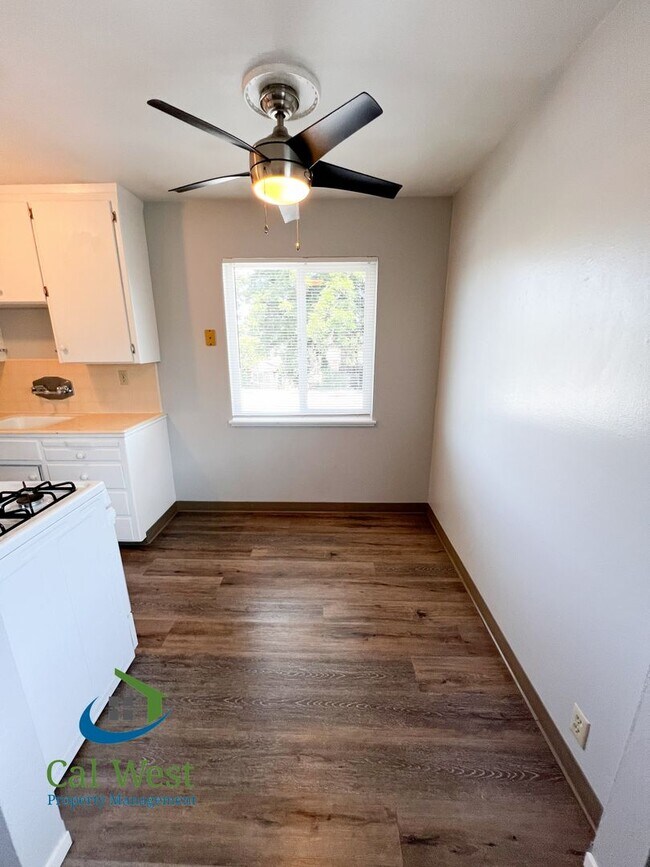 Building Photo - $2,195 - Cozy 1/1 located near the Rose Garden
