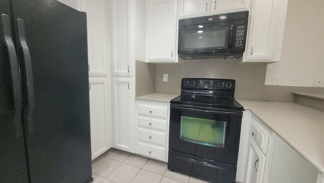Building Photo - 2 bed 2 bath centrally located in Rancho B...