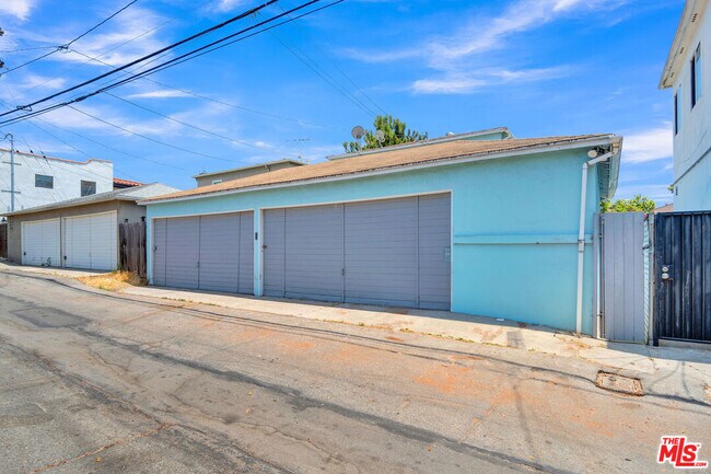 Building Photo - 2207 Ocean Park Blvd