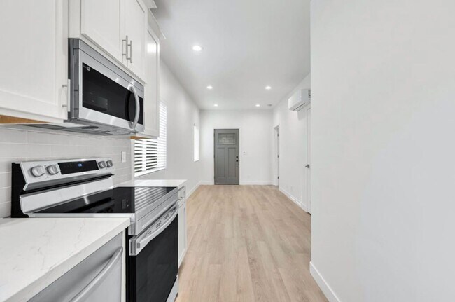 Building Photo - 2 bedroom / 1 bath | Midtown Duplex Available Now