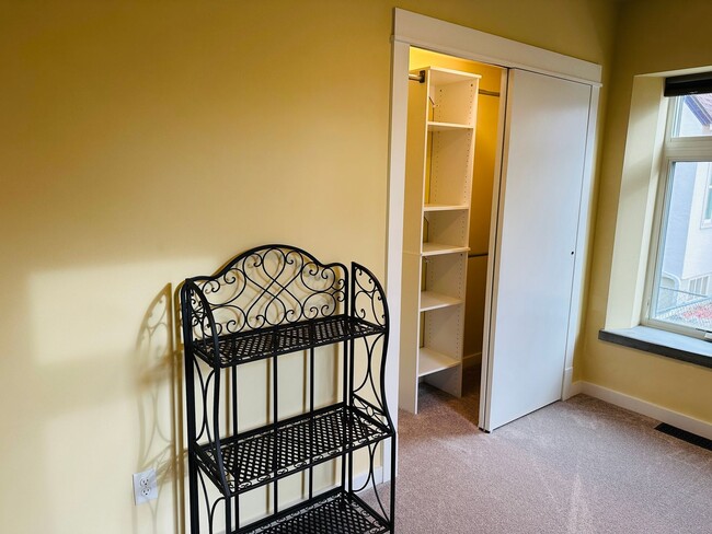 Building Photo - 605 Alderson Ave