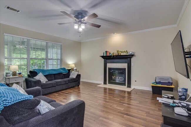 Building Photo - 5 bedroom/3.5 bathroom home in Evans with ...