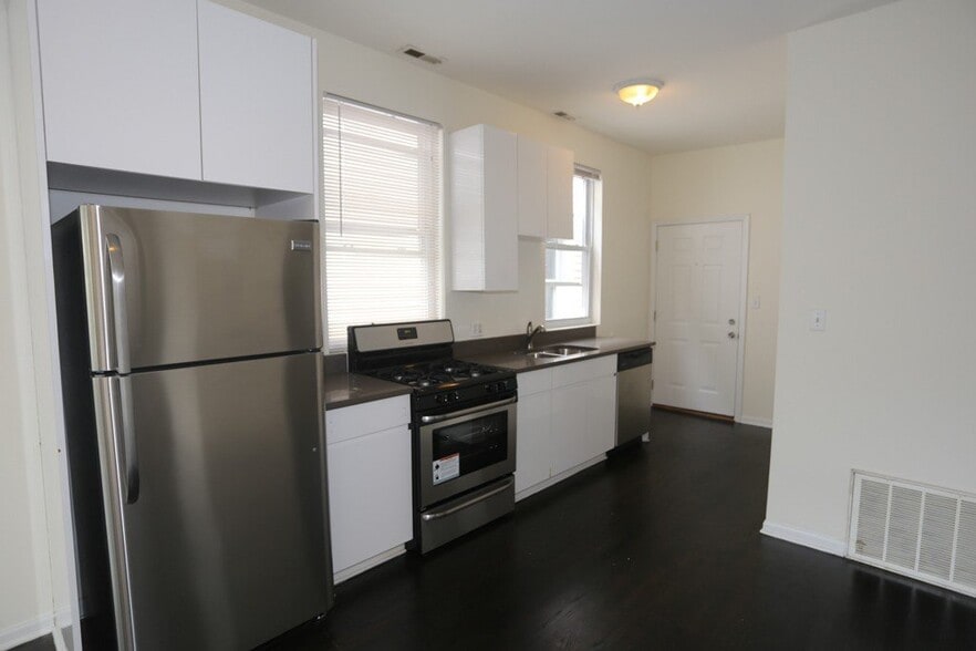 Building Photo - 2438 N Ashland Ave