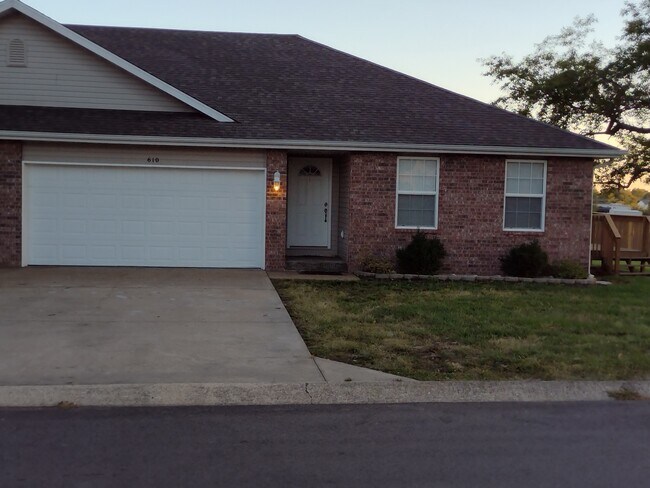 Building Photo - 610 Nelson Dr