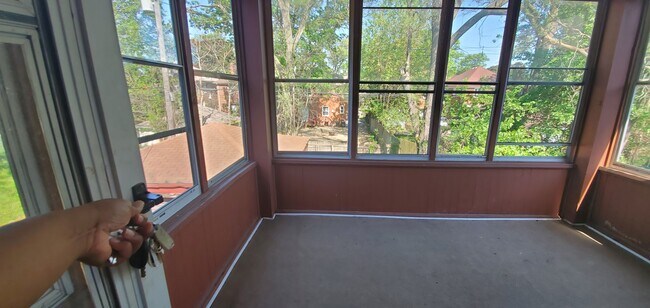 Building Photo - Roselawn