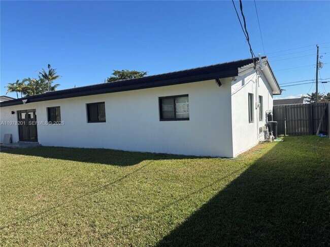 Building Photo - 2832 SW 124th Ct