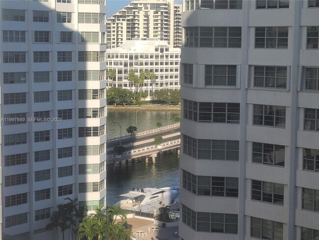 Building Photo - 999 Brickell Bay Dr