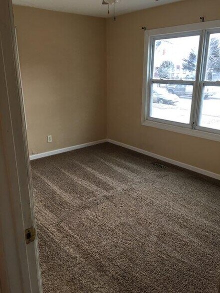 Building Photo - 950 N Old Manor Rd