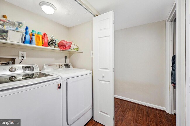 Building Photo - 9743 Kings Crown Ct