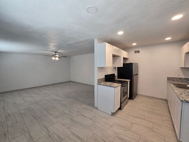 Building Photo - 511 N Iroquois Ave