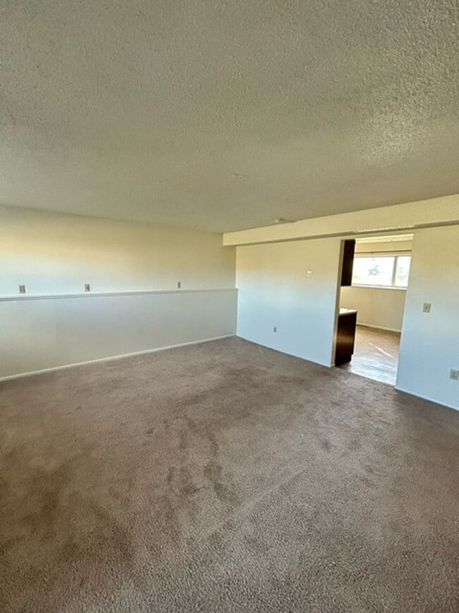 Building Photo - Move-In Today 2 Bedroom 1 Bathroom Apartment Close to Campus!