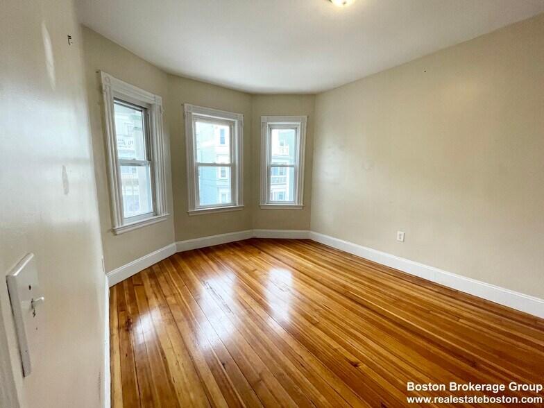 Building Photo - 26 Taft St