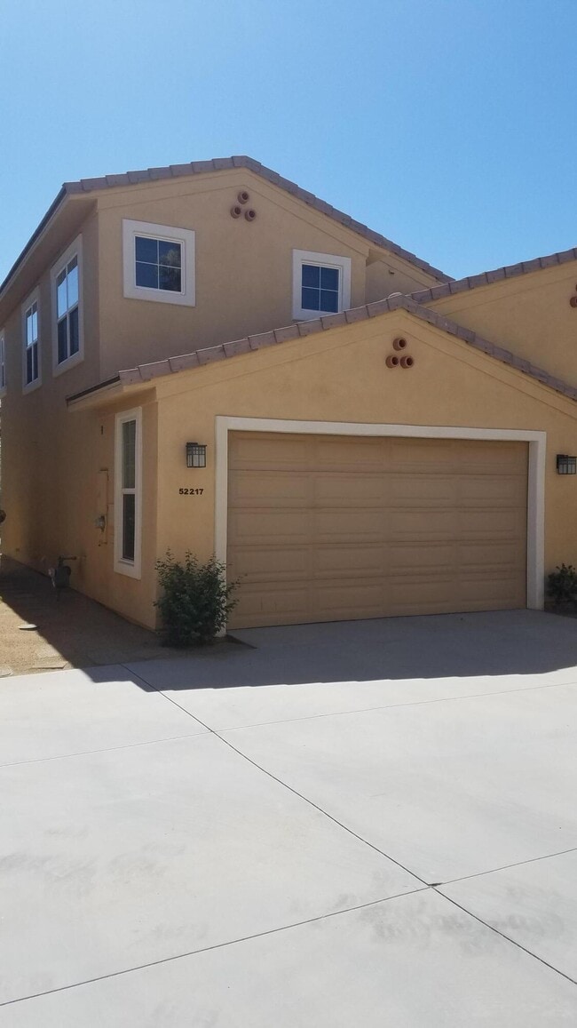 Building Photo - 52430 Hawthorn Ct