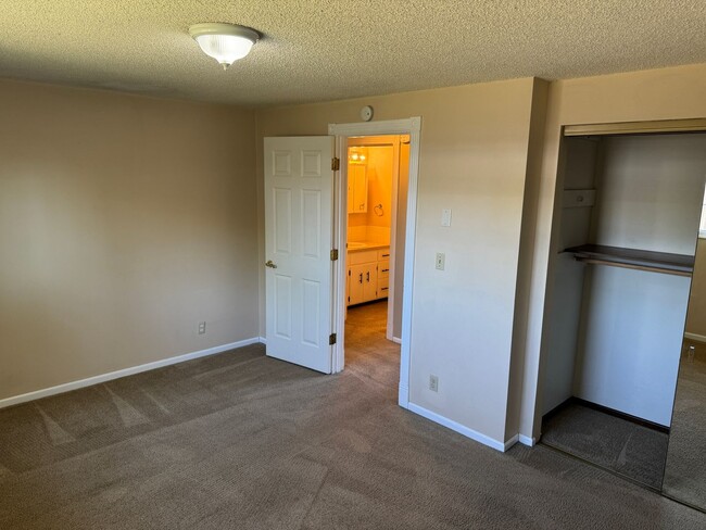 Building Photo - 2-bedroom/1 bathroom duplex with garage and shed!