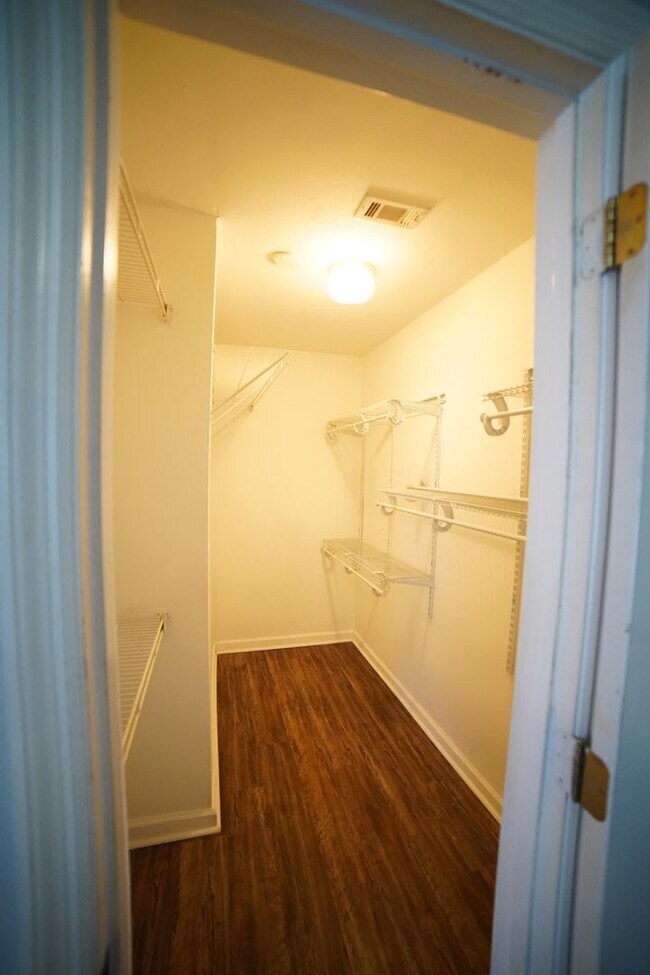 Building Photo - 3 bd / 2 ba Beauty w/2 car garage off of Apalachee Parkway