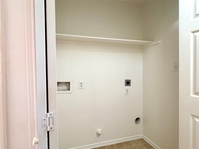 Building Photo - 8225 Gladstone St