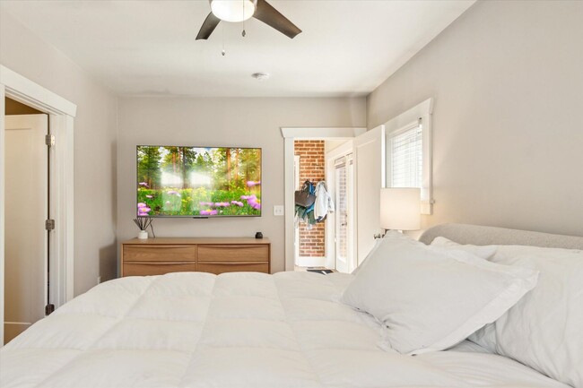 Building Photo - 3BD, 3BA Sunnyside Bungalow with 3-Car Garage