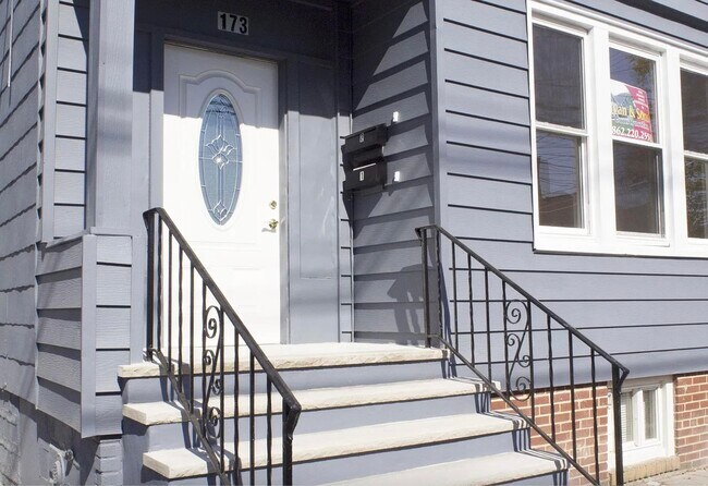 Primary Photo - 173 Mallory Ave