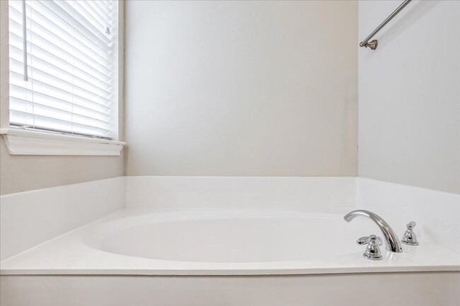 Building Photo - New Duplex on Hilltop Drive | Midway ISD