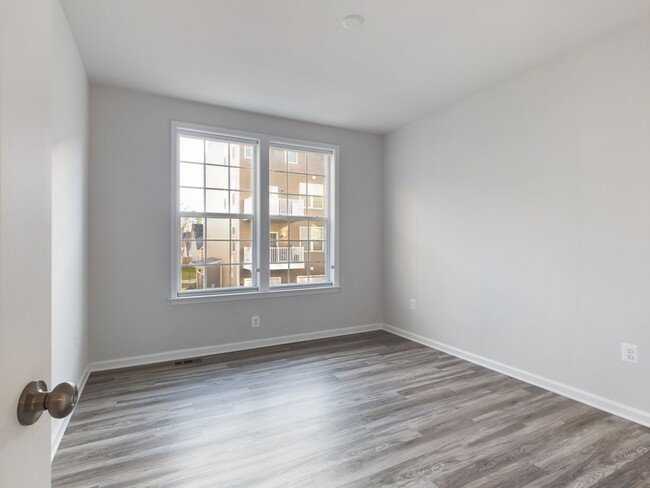 Building Photo - Stunning, Bright 2 Bedrooms  2 1/2 Bathroo...