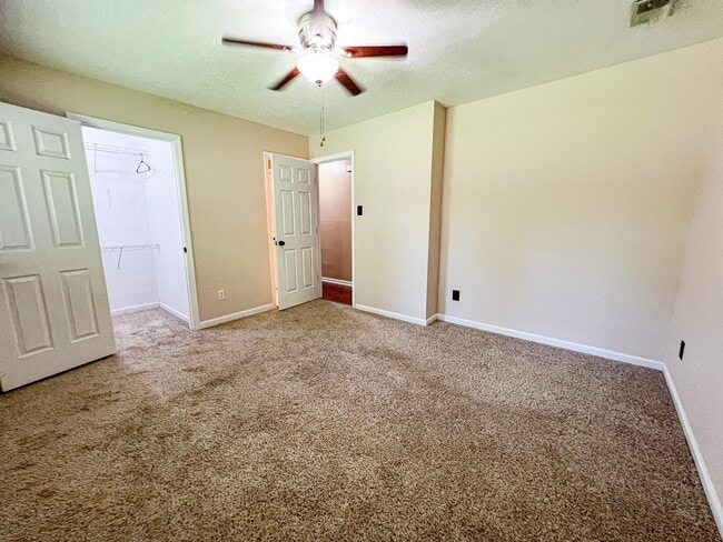 Building Photo - 1559 Summerhill Dr