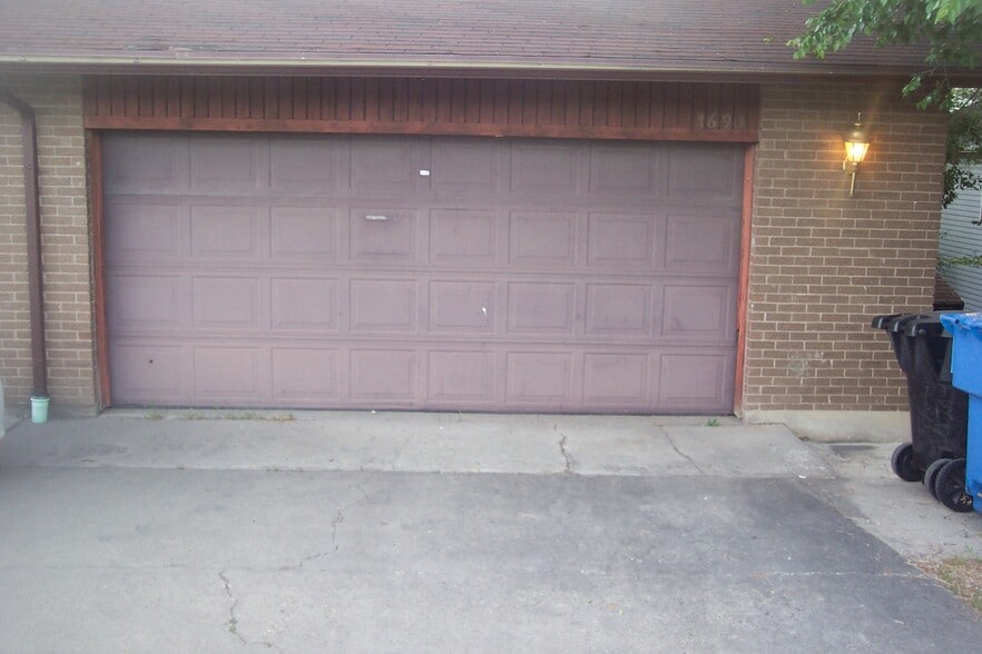 2 carGarage - 1693 E Fort Union Blvd