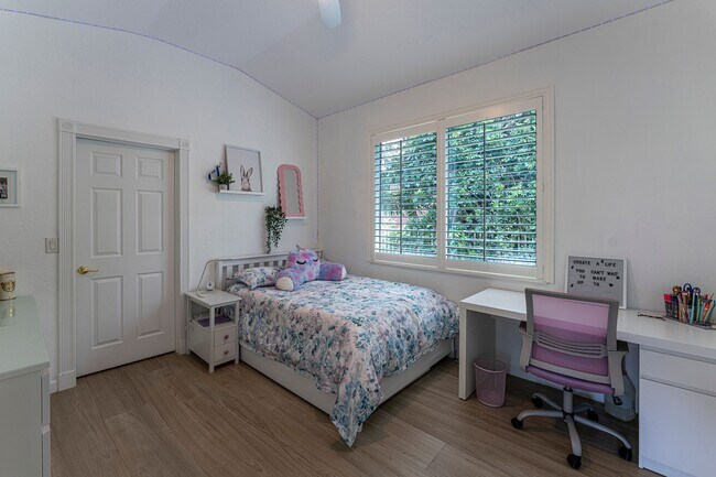 Building Photo - 4023 W Lake Estates Dr