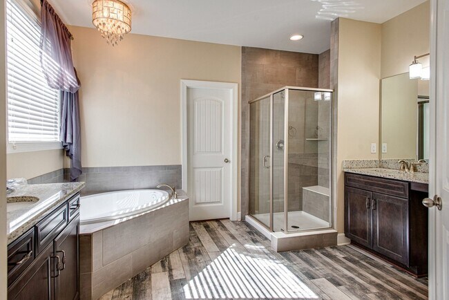 Building Photo - 9810 Glenmore Ln