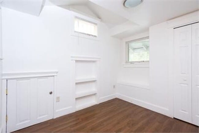 Building Photo - CHARMING 2 BEDROOM, 1 BATH HOME WITH SPACIOULS COURTYARD